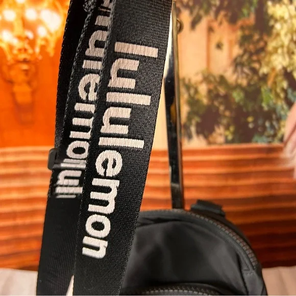 lululemon the rest is written Black Bag with Adjustable crossbody Straps - Picture 3 of 16